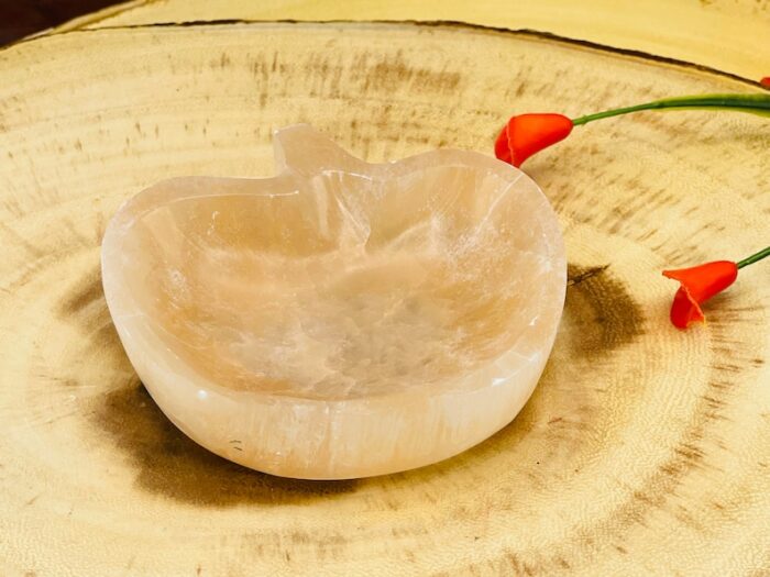 Selenite Crystal Charging Apple Shape Bowl with 7 Chakra Stones & Velvet Pouch, Selenite Crystal Cleansing Charging Station, 4 inch