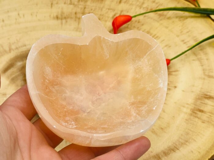 Selenite Crystal Charging Apple Shape Bowl with 7 Chakra Stones & Velvet Pouch, Selenite Crystal Cleansing Charging Station, 4 inch