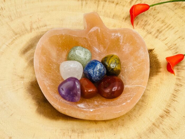 Selenite Crystal Charging Apple Shape Bowl with 7 Chakra Stones & Velvet Pouch, Selenite Crystal Cleansing Charging Station, 4 inch